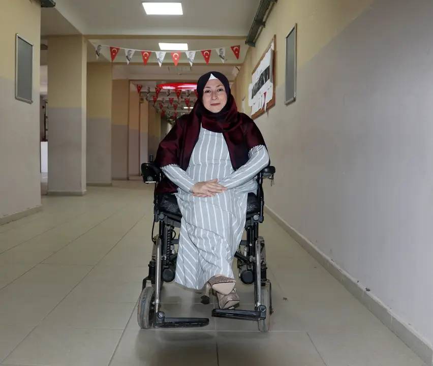 Antalya’da Engelli Öğretmenin Azmi: Asansör 2 Aydır Arızalı, Dersler Devam Ediyor 9